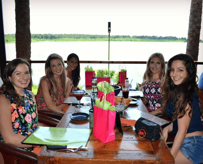 Lakeside Table Summer Look Party at Rocco's Tacos Silky Legs, Sally Hansen Nails, Energizer, Collective Bias, #MySummerLook, #shop