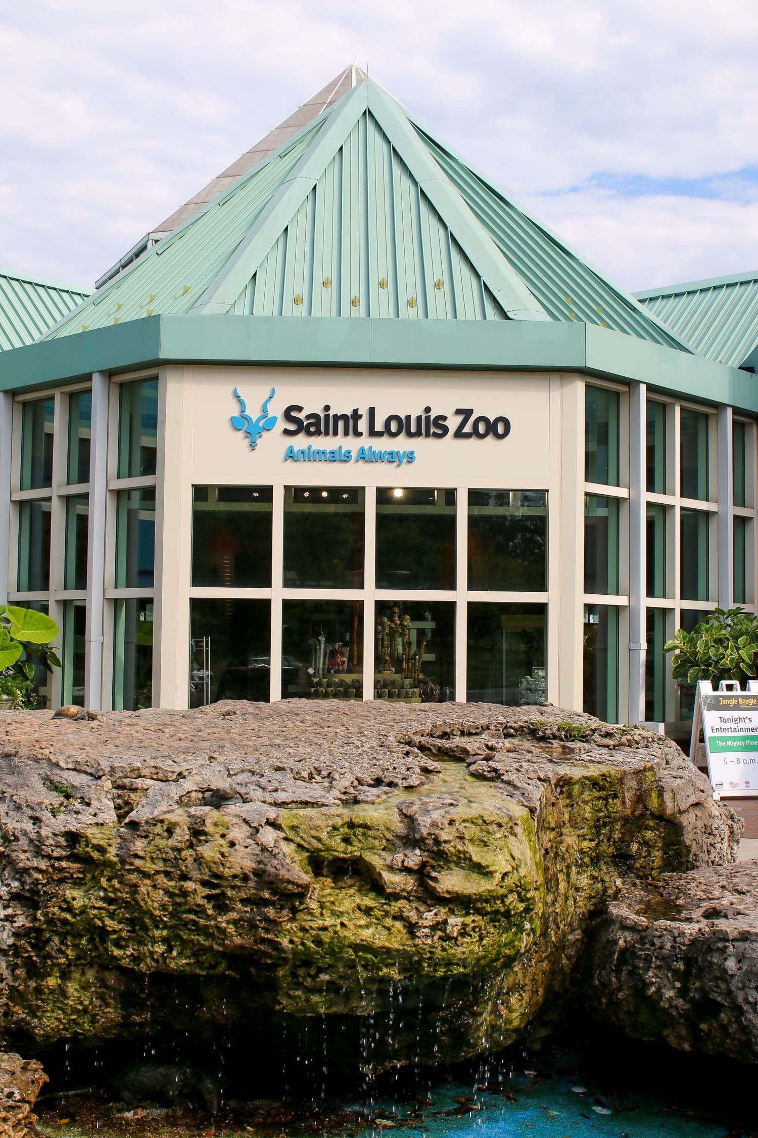 Looking for fun things to do in St Louis? This Gateway City weekend travel guide lists the best things to do (most of which are free), the best place to stay, and the best places to eat in the Gateway to the West! Looking for fun things to do in St Louis? This Gateway City weekend travel guide lists the best things to do (most of which are free), the best place to stay, and the best places to eat in the Gateway to the West!