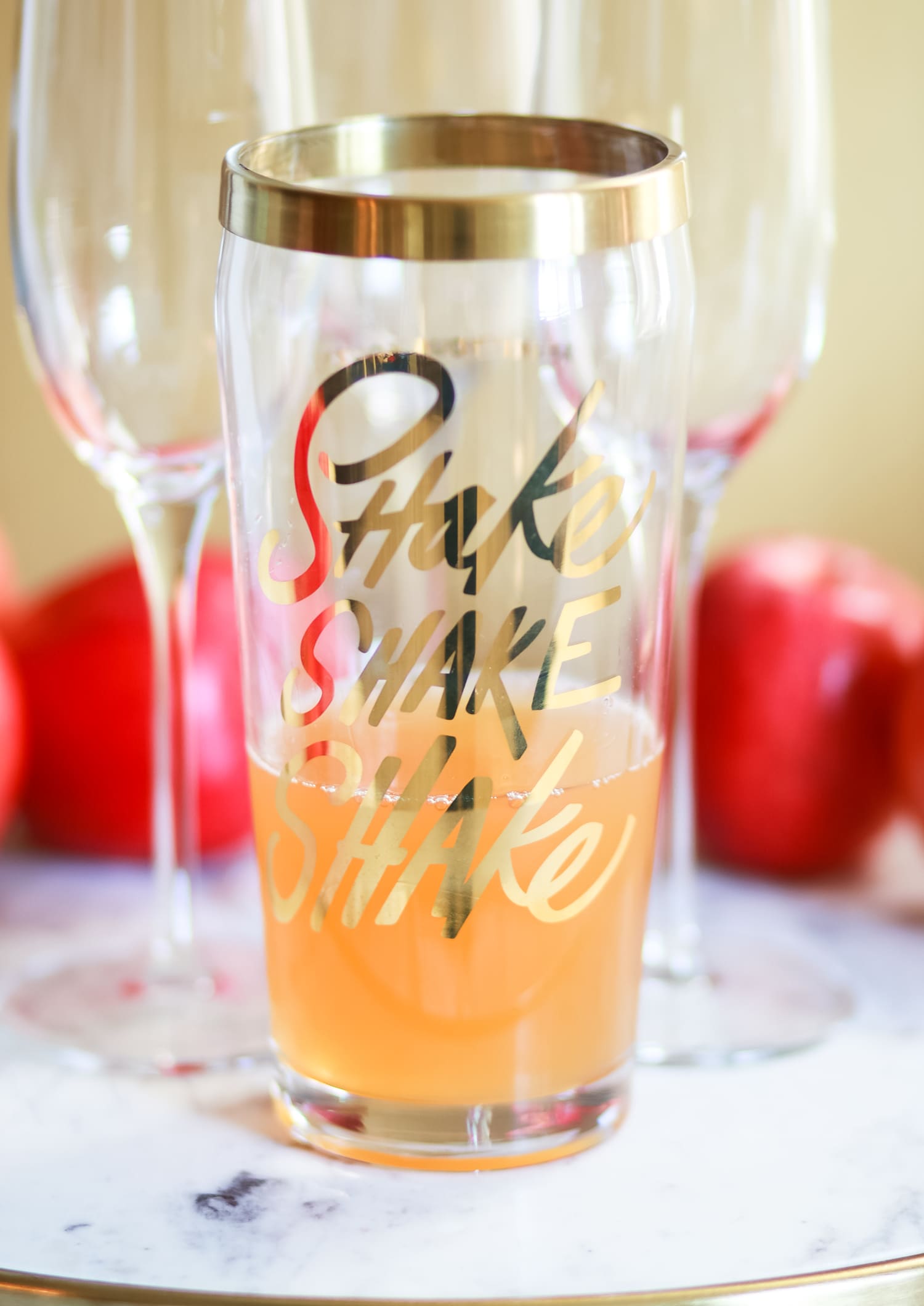 Seriously delish apple cider bellinis... such a fun fall champagne cocktail | Apple Cider Cocktail | Fall in a Flute: Festive Apple Cider Bellinis from southern blogger Stephanie Ziajka from Diary of a Debutante