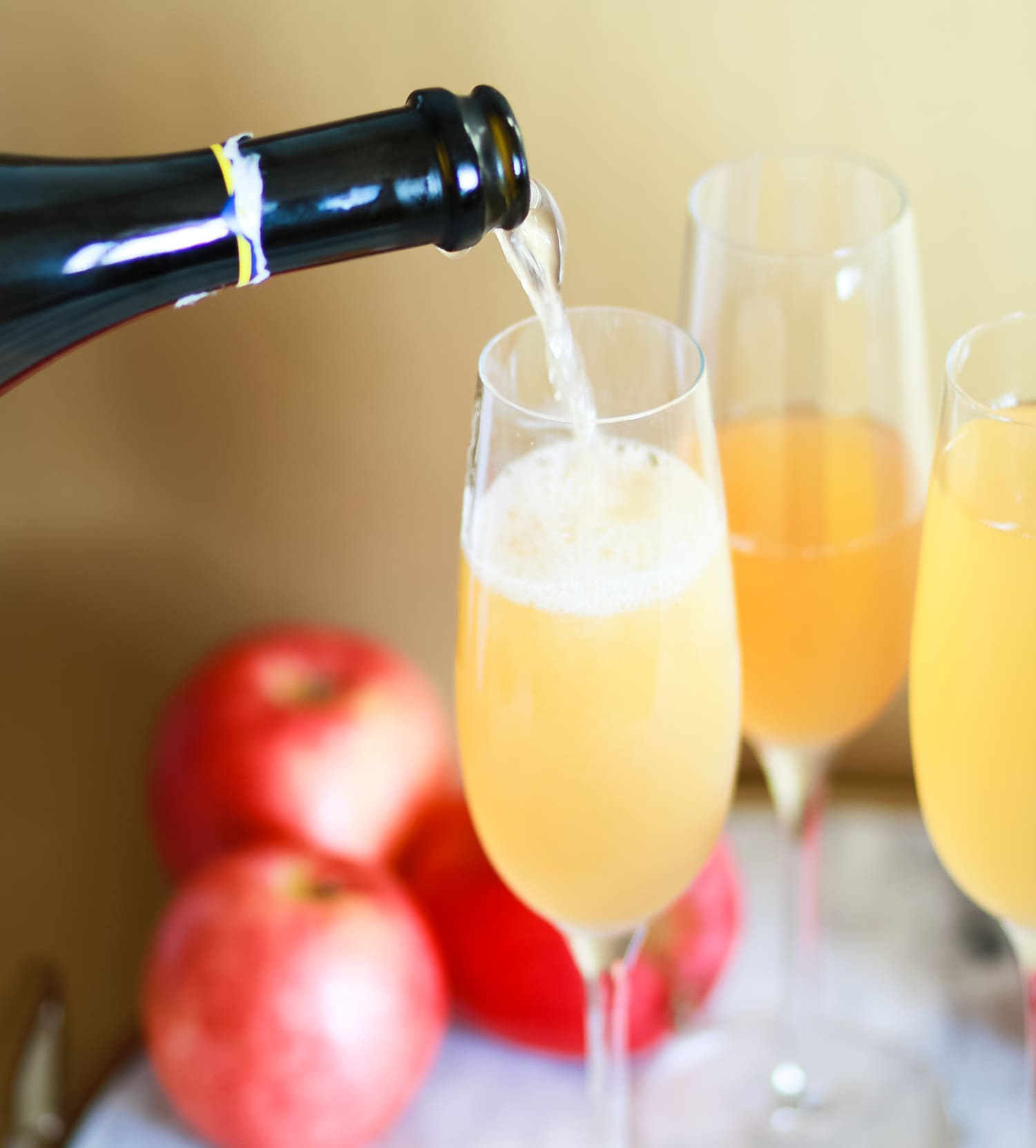 Seriously delish apple cider bellinis... such a fun fall champagne cocktail | Apple Cider Cocktail | Fall in a Flute: Festive Apple Cider Bellinis from southern blogger Stephanie Ziajka from Diary of a Debutante