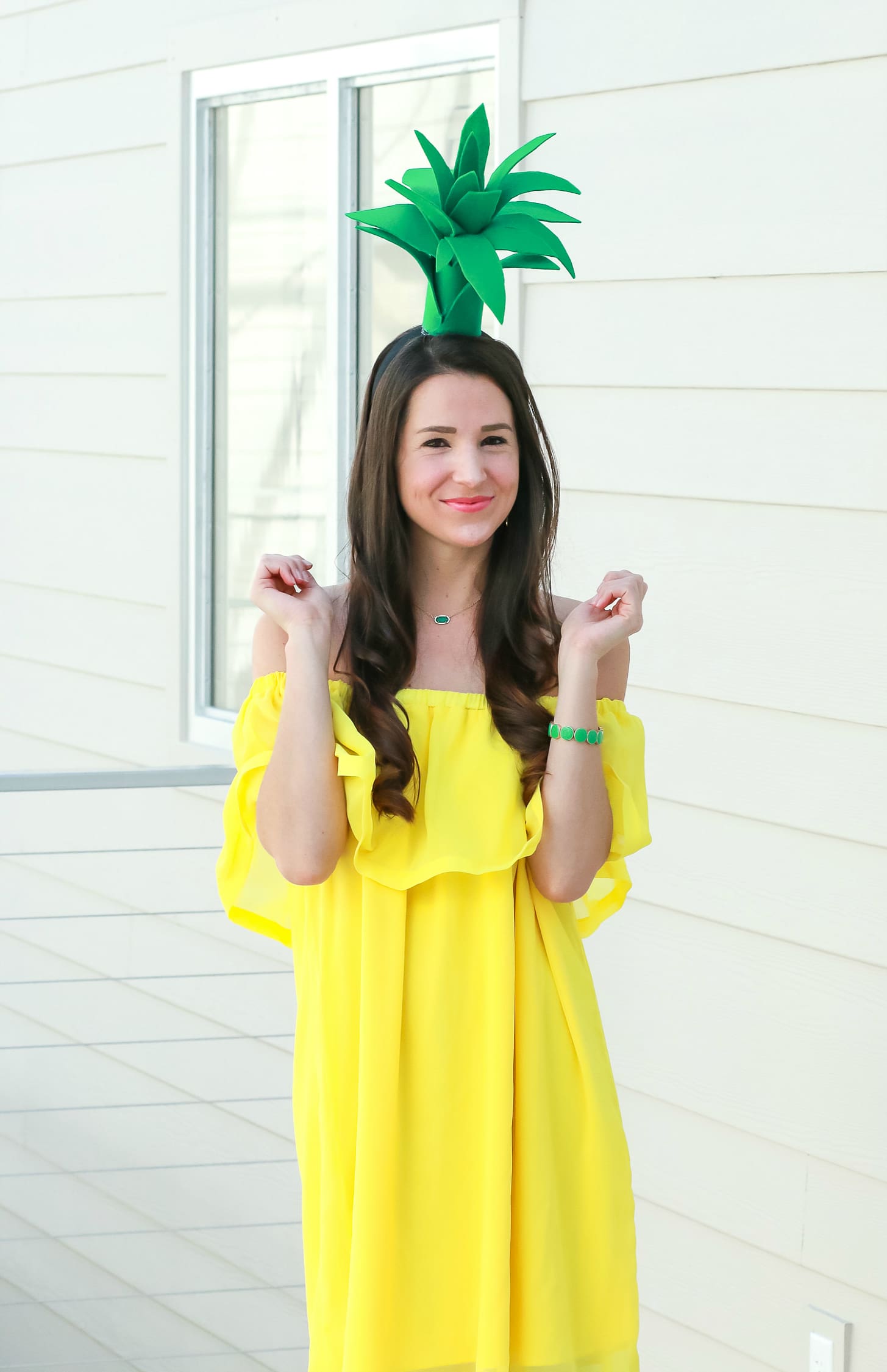 Super simple $3 pineapple Halloween costume idea | Easy DIY Halloween costume | DIY Pineapple Topper | DIY Pineapple Costume by fashion blogger Stephanie Ziajka from Diary of a Debutante
