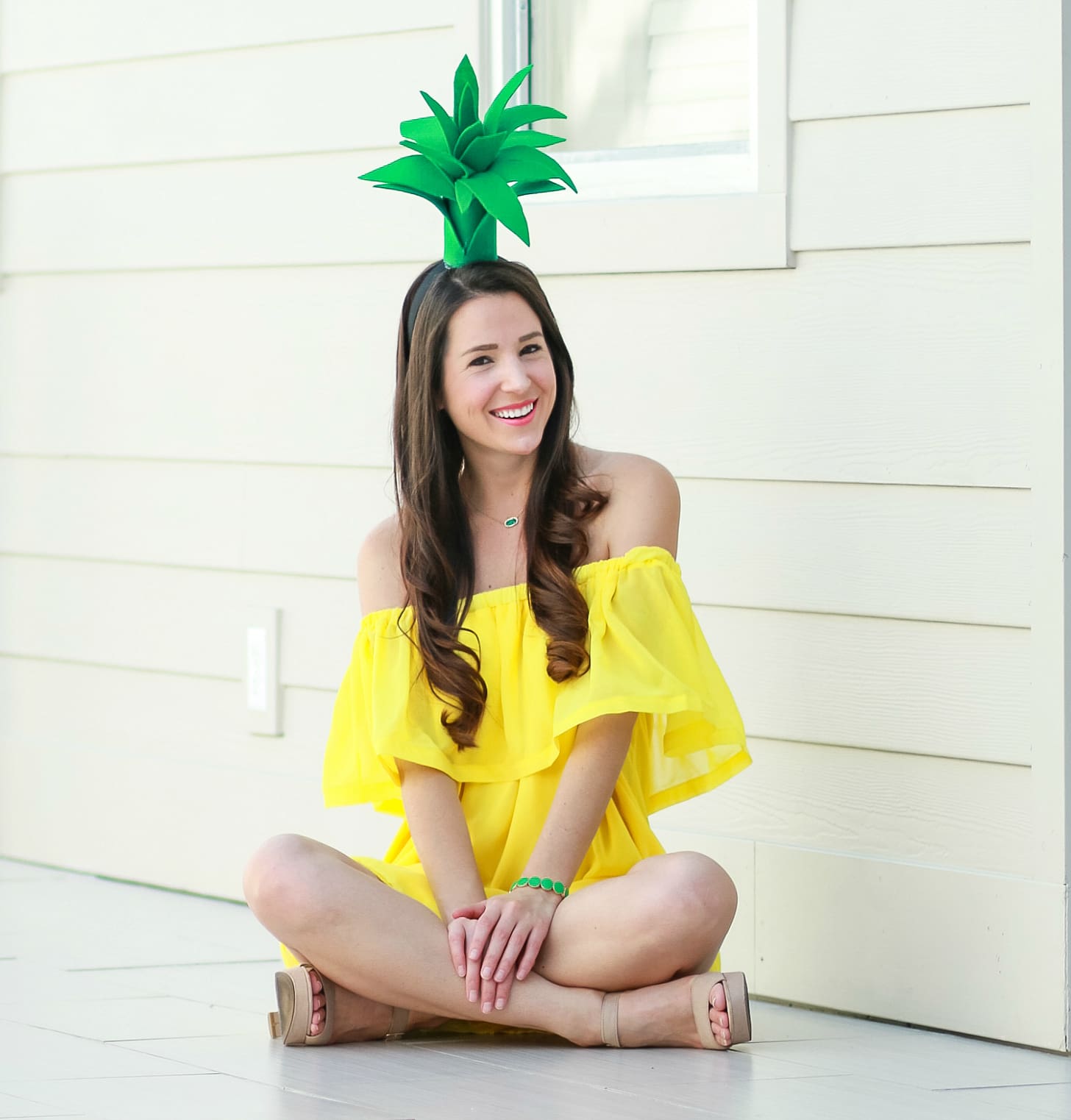 Super simple $3 pineapple Halloween costume idea | Easy DIY Halloween costume | DIY Pineapple Topper | DIY Pineapple Costume by fashion blogger Stephanie Ziajka from Diary of a Debutante