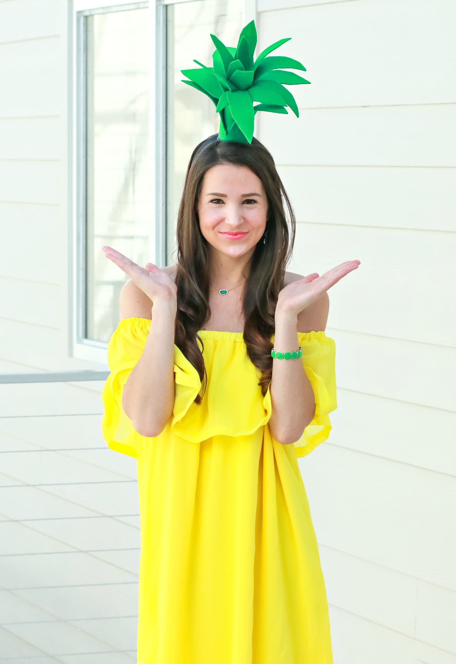 Super simple $3 pineapple Halloween costume idea | Easy DIY Halloween costume | DIY Pineapple Topper | DIY Pineapple Costume by fashion blogger Stephanie Ziajka from Diary of a Debutante