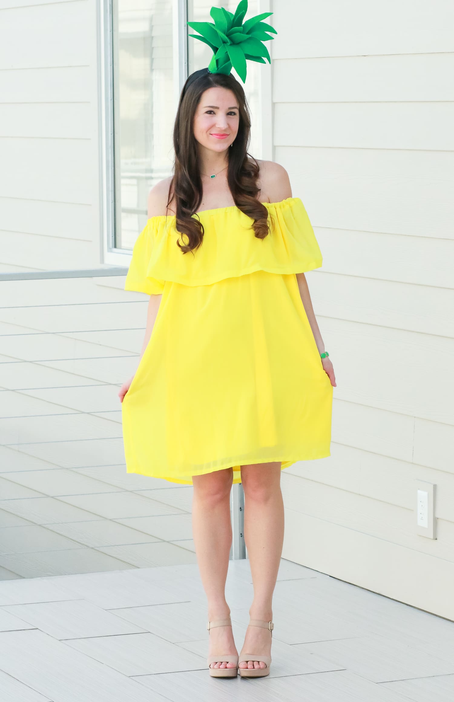 Super simple $3 pineapple Halloween costume idea | Easy DIY Halloween costume | DIY Pineapple Topper | DIY Pineapple Costume by fashion blogger Stephanie Ziajka from Diary of a Debutante