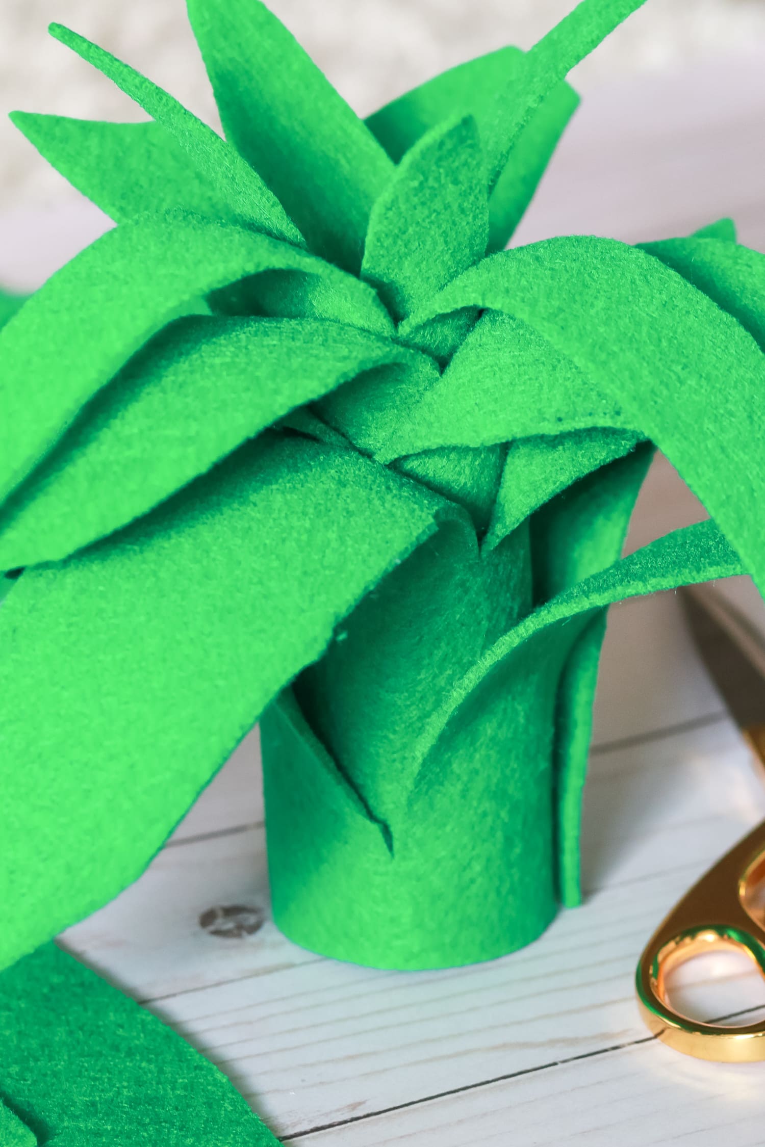 Super simple $3 pineapple Halloween costume idea | Easy DIY Halloween costume | DIY Pineapple Topper | DIY Pineapple Costume by fashion blogger Stephanie Ziajka from Diary of a Debutante