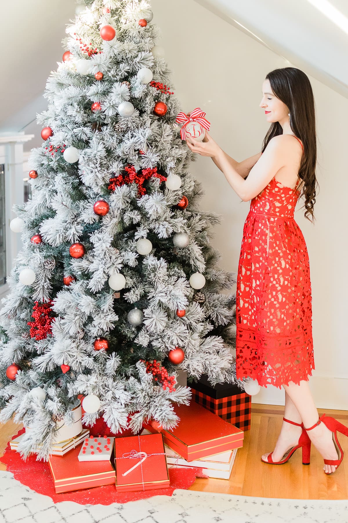 Red and white flocked Christmas tree designed by blogger Stephanie Ziajka on Diary of a Debutante Red and white flocked Christmas tree designed by blogger Stephanie Ziajka on Diary of a Debutante