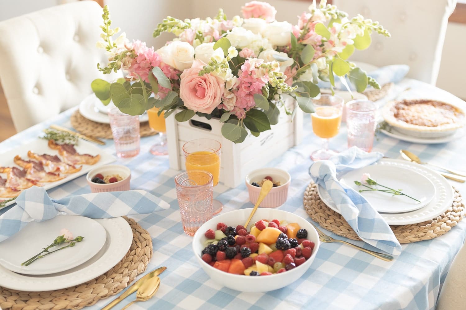 Mother’s day brunch table setting ideas by blogger Stephanie Ziajka on Diary of a Debutante Mother’s day brunch table setting ideas by blogger Stephanie Ziajka on Diary of a Debutante