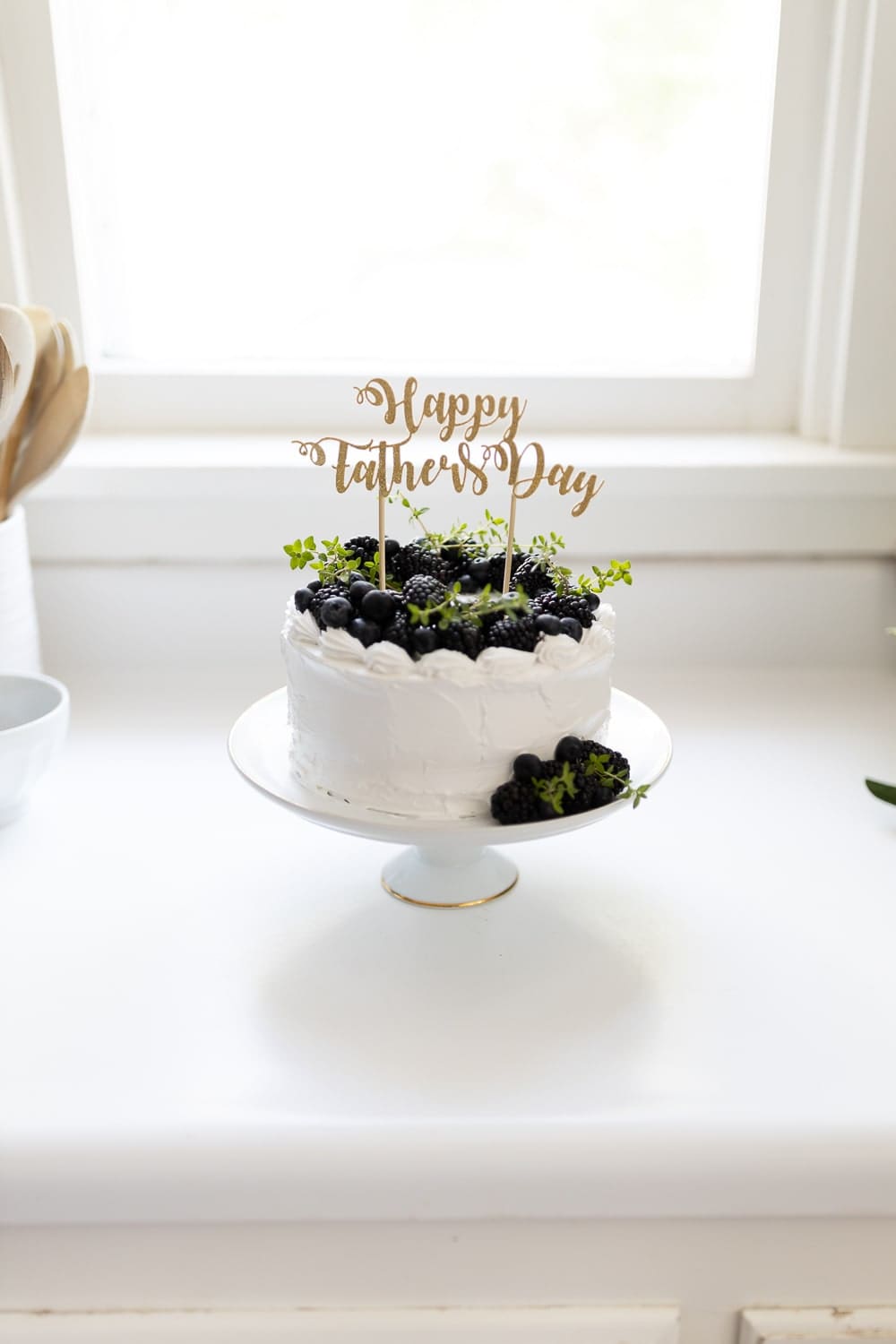 Blogger Stephanie Ziajka shows how to make a glitter cake topper with a Cricut on Diary of a Debutante Blogger Stephanie Ziajka shows how to make a glitter cake topper with a Cricut on Diary of a Debutante