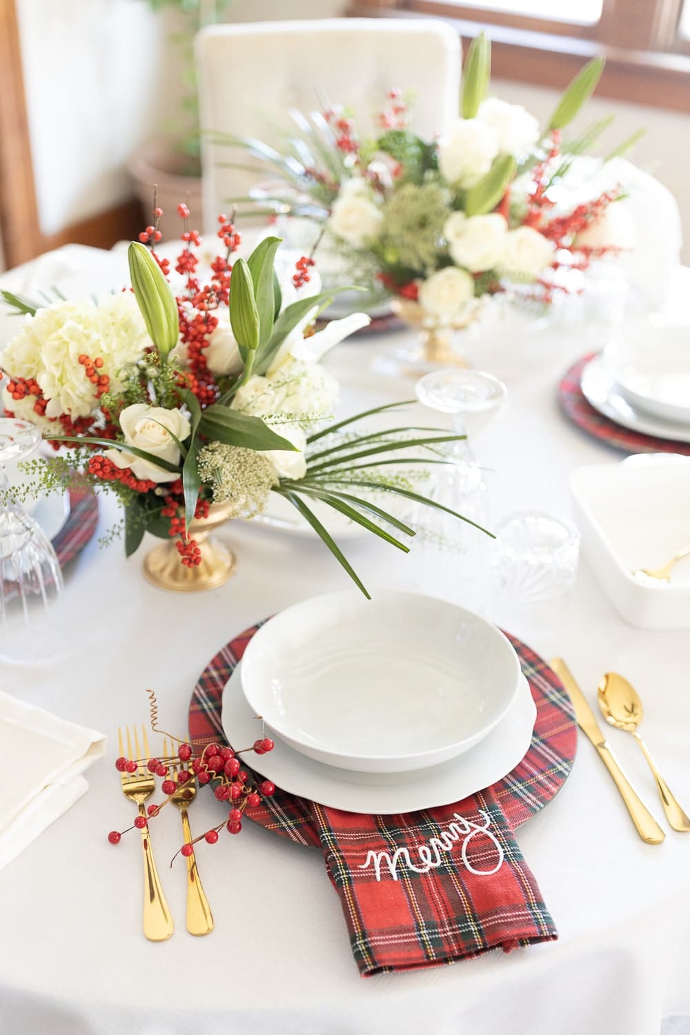 Simple Christmas tablescape designed by blogger Stephanie Ziajka on Diary of a Debutante Simple Christmas tablescape designed by blogger Stephanie Ziajka on Diary of a Debutante