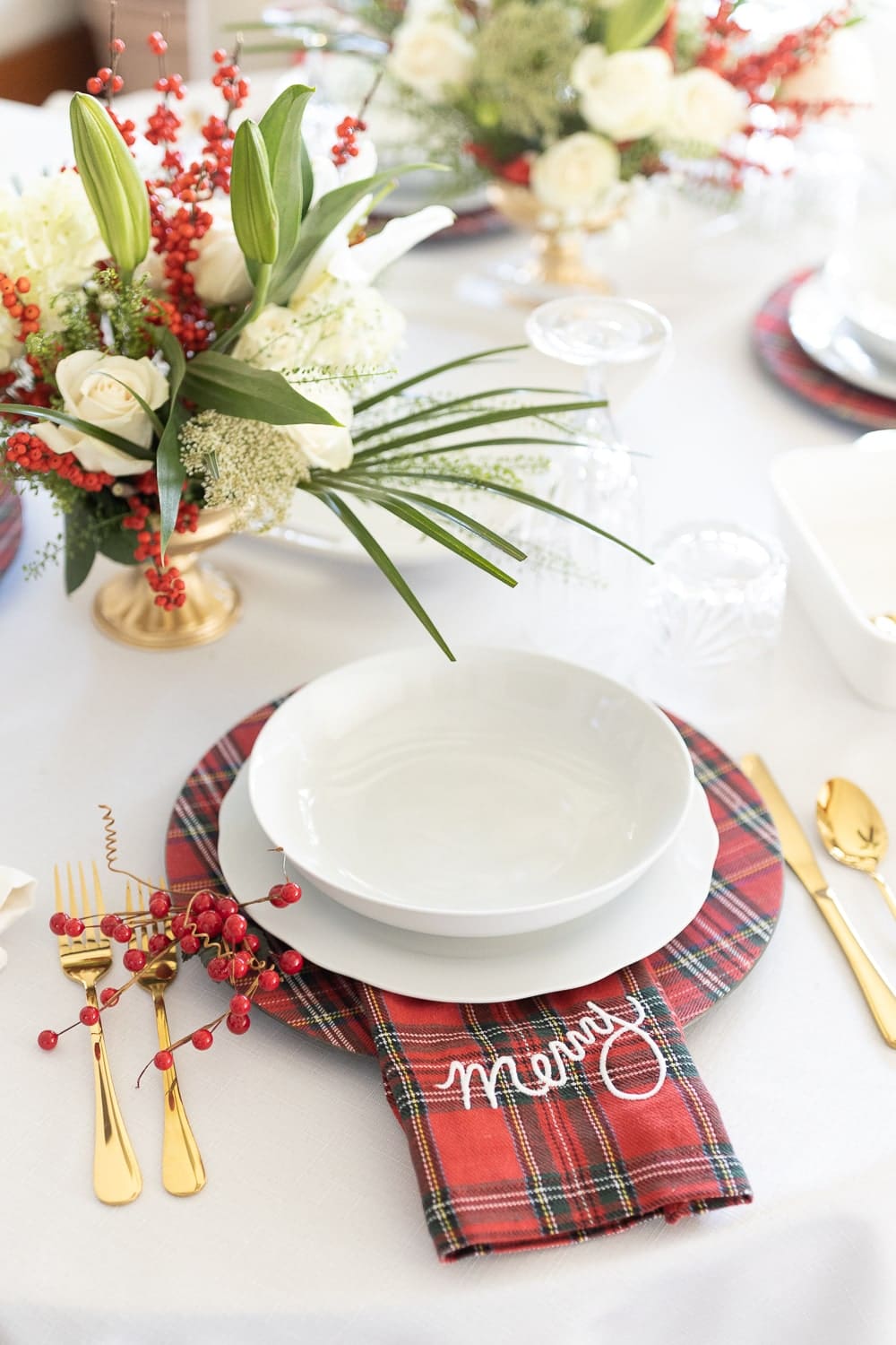 Simple holiday tablescape designed by blogger Stephanie Ziajka on Diary of a Debutante Simple holiday tablescape designed by blogger Stephanie Ziajka on Diary of a Debutante