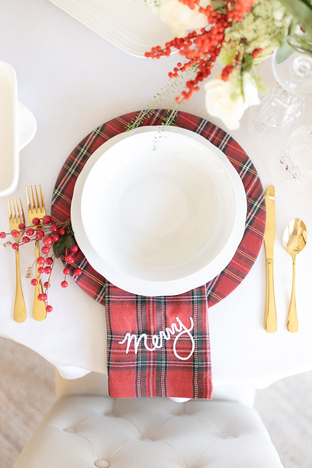 Christmas tablescape ideas from blogger Stephanie Ziajka on Diary of a Debutante Christmas tablescape ideas from blogger Stephanie Ziajka on Diary of a Debutante