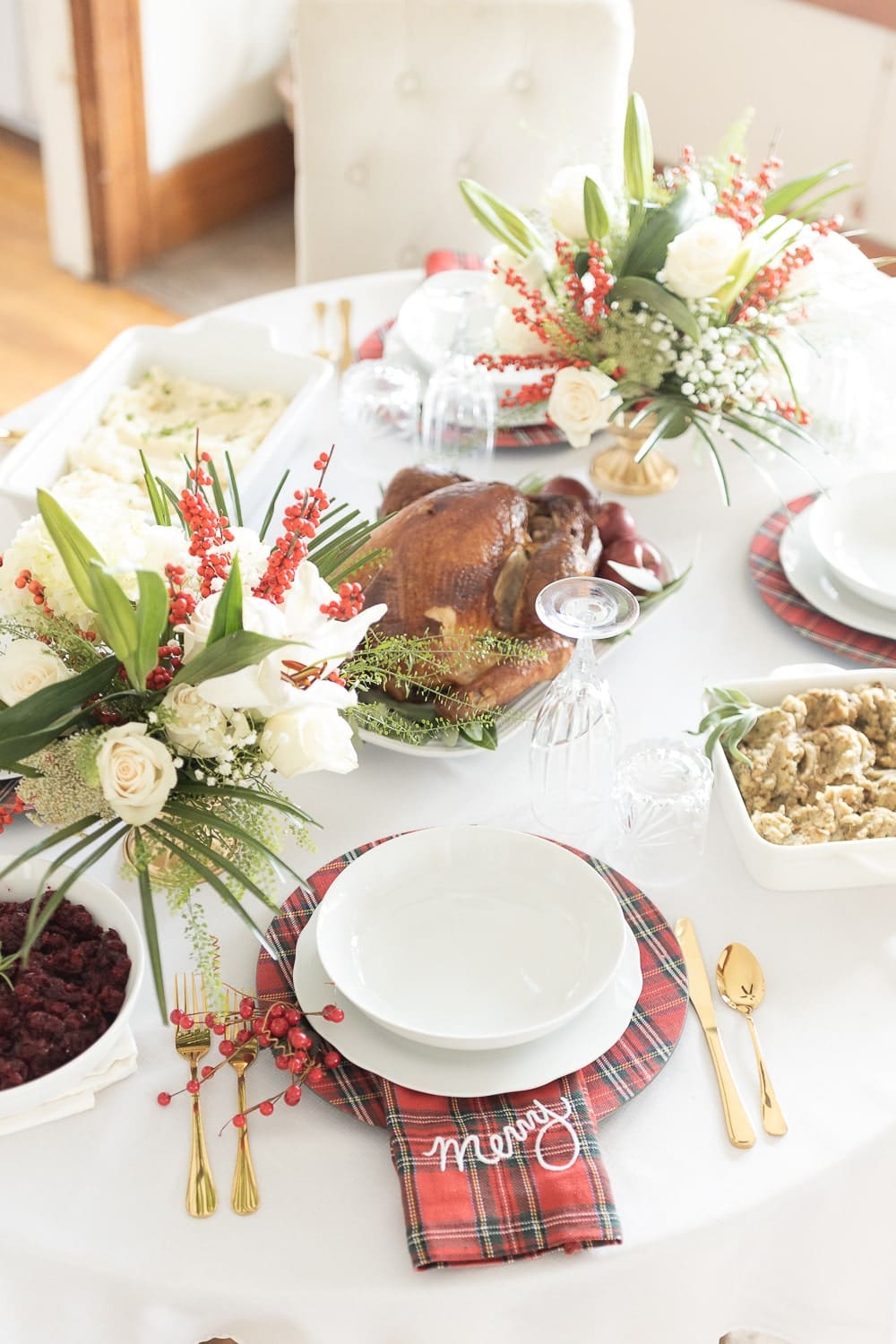 Two easy to make christmas centerpieces designed by blogger and amateur florist Stephanie Ziajka on Diary of a Debutante Two easy to make christmas centerpieces designed by blogger and amateur florist Stephanie Ziajka on Diary of a Debutante