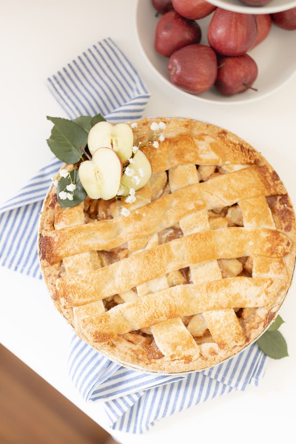 Hy-Vee apple pie prepared and decorated by blogger Stephanie Ziajka on Diary of a Debutante Hy-Vee apple pie prepared and decorated by blogger Stephanie Ziajka on Diary of a Debutante
