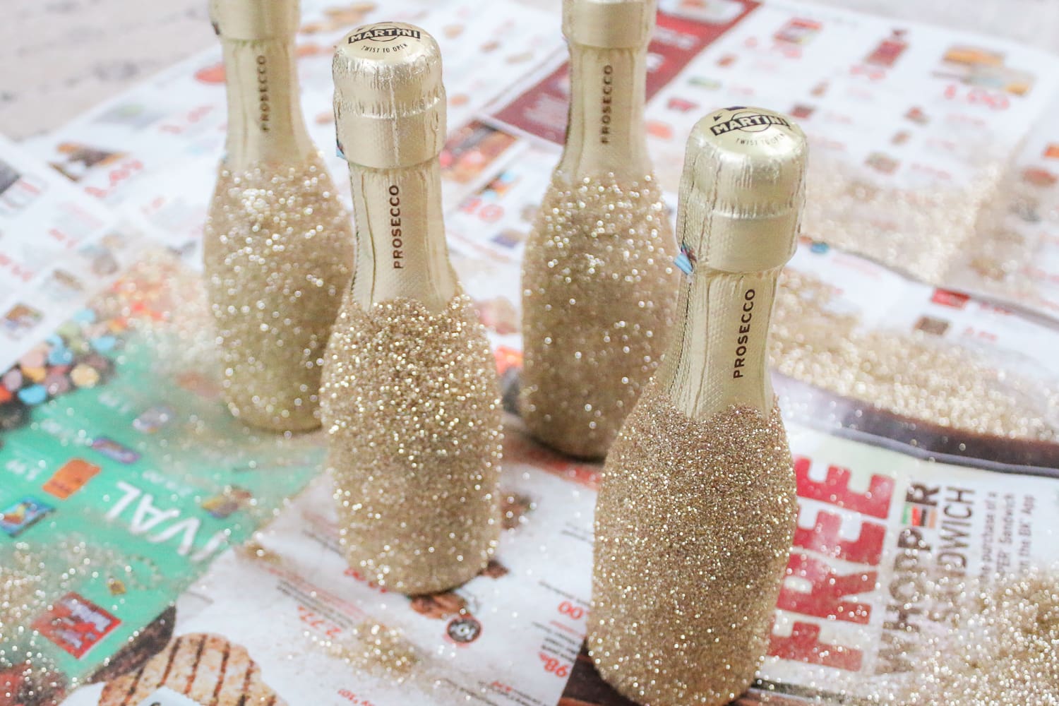 Southern lifestyle blogger Stephanie Ziajka shows how to decorate champagne splits with glitter on Diary of a Debutante Southern lifestyle blogger Stephanie Ziajka shows how to decorate champagne splits with glitter on Diary of a Debutante
